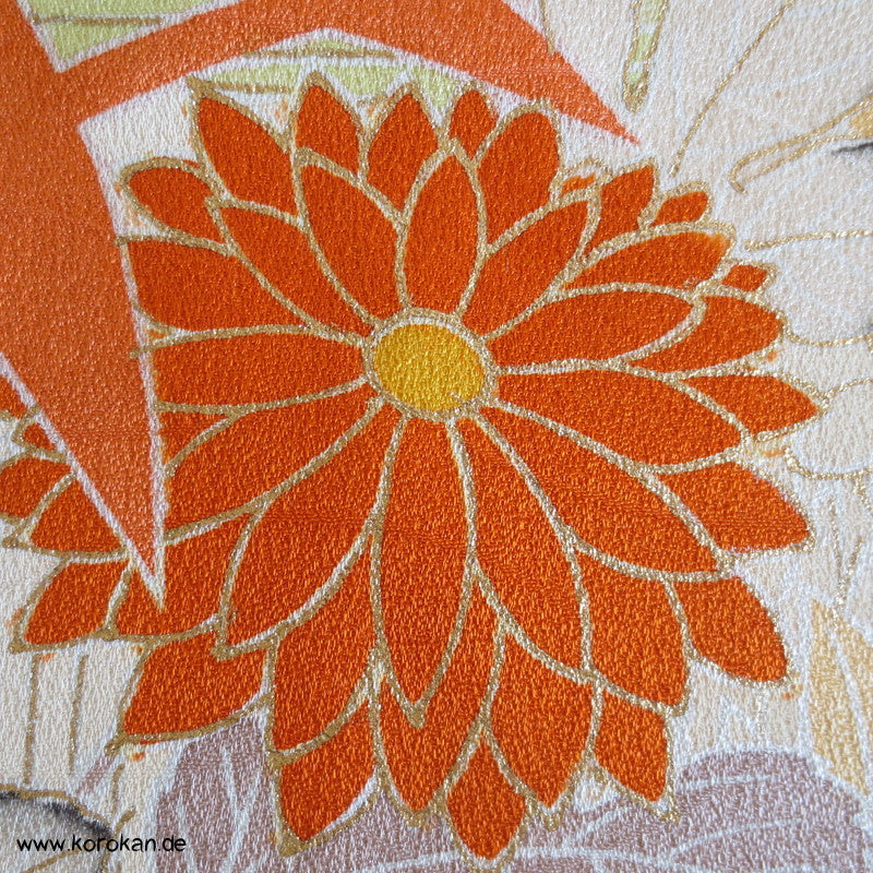 Chrysanthemen Kimono Tanmono, Teilstickerei mit Goldfaden auf Seidendamast