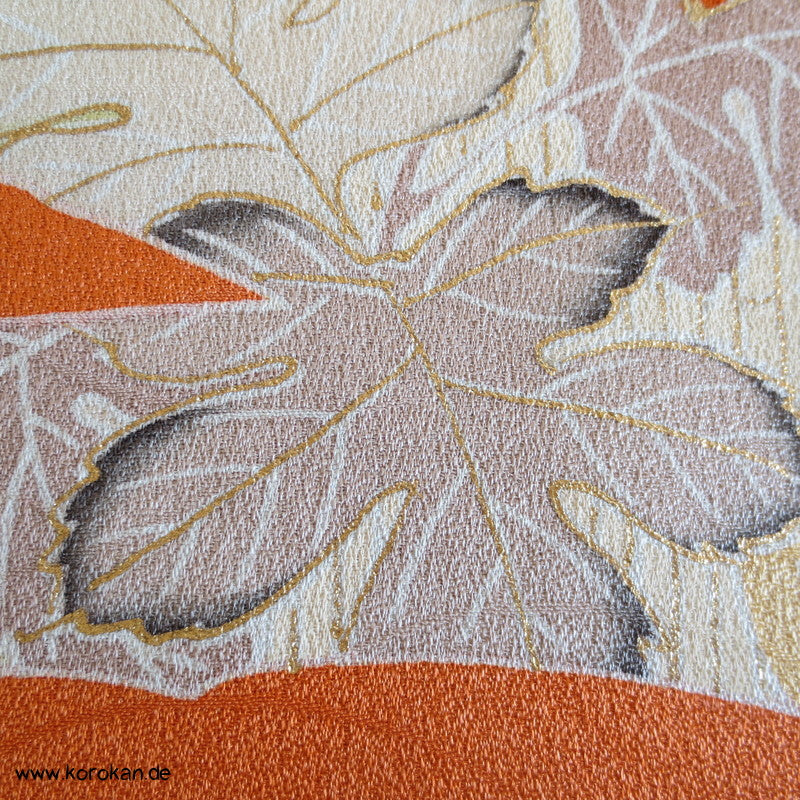 Chrysanthemen Kimono Tanmono, Teilstickerei mit Goldfaden auf Seidendamast