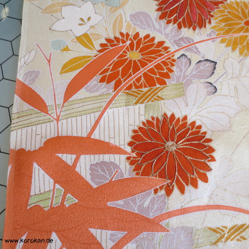 Chrysanthemen Kimono Tanmono, Teilstickerei mit Goldfaden auf Seidendamast