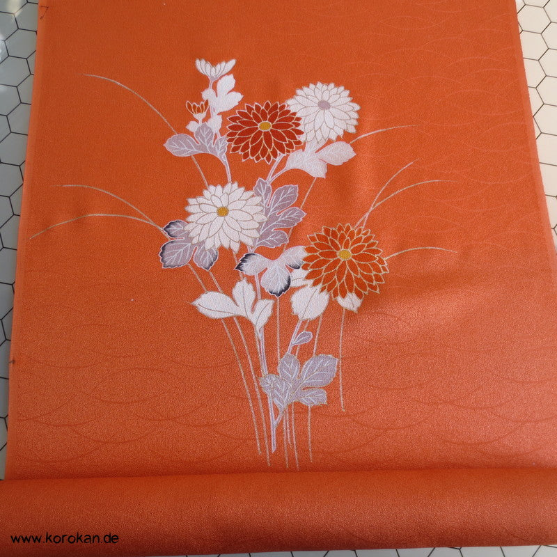 Chrysanthemen Kimono Tanmono, Teilstickerei mit Goldfaden auf Seidendamast