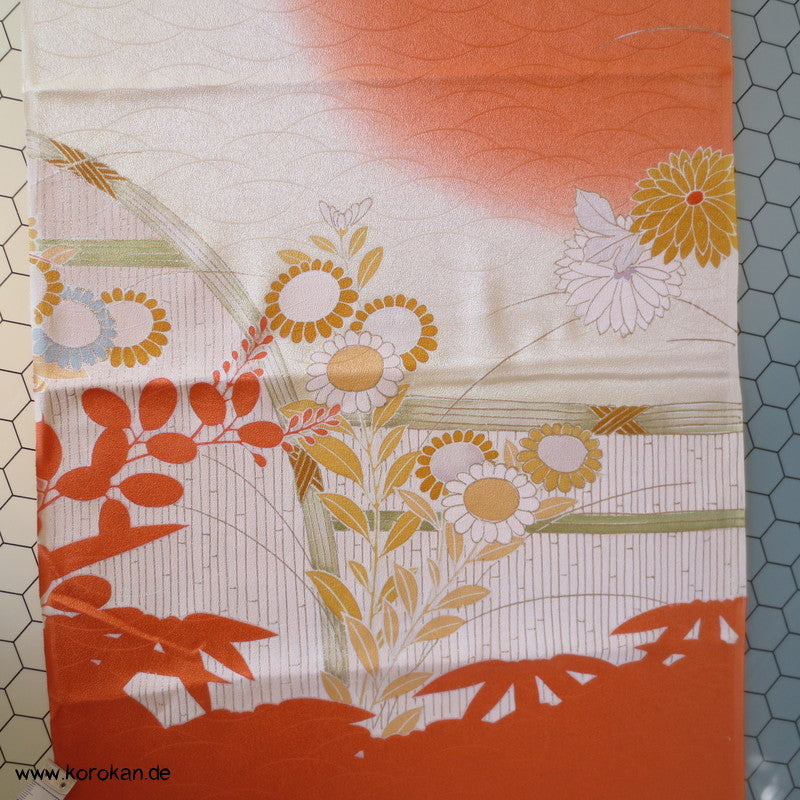 Chrysanthemen Kimono Tanmono, Teilstickerei mit Goldfaden auf Seidendamast