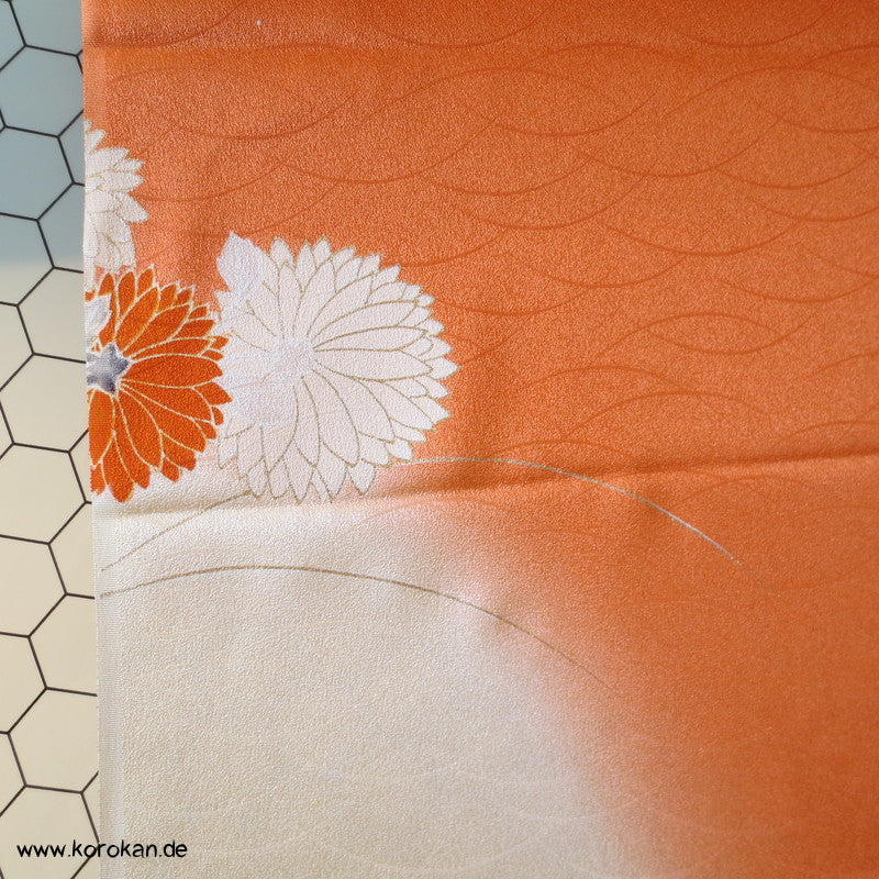 Chrysanthemen Kimono Tanmono, Teilstickerei mit Goldfaden auf Seidendamast