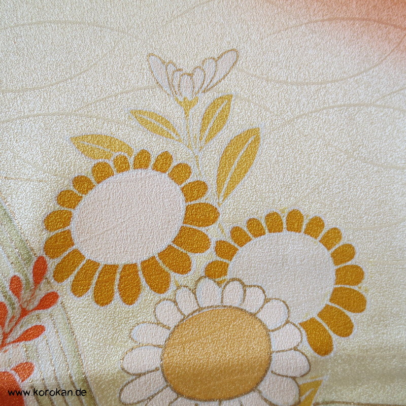 Chrysanthemen Kimono Tanmono, Teilstickerei mit Goldfaden auf Seidendamast