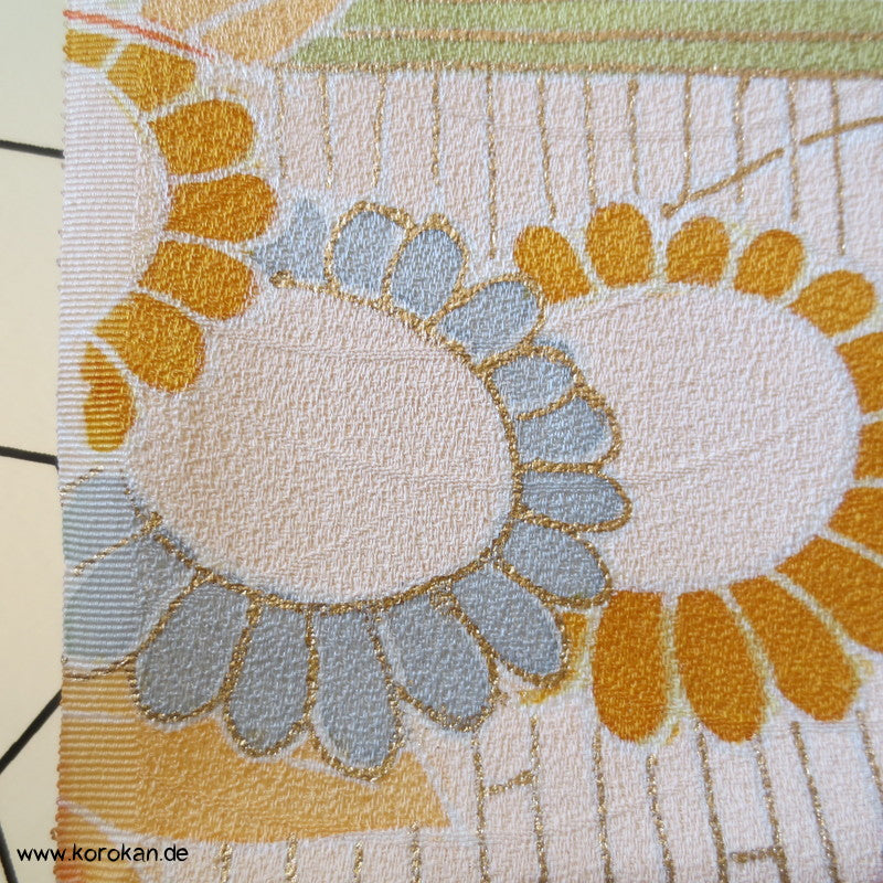 Chrysanthemen Kimono Tanmono, Teilstickerei mit Goldfaden auf Seidendamast