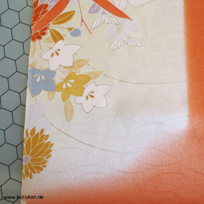 Chrysanthemen Kimono Tanmono, Teilstickerei mit Goldfaden auf Seidendamast