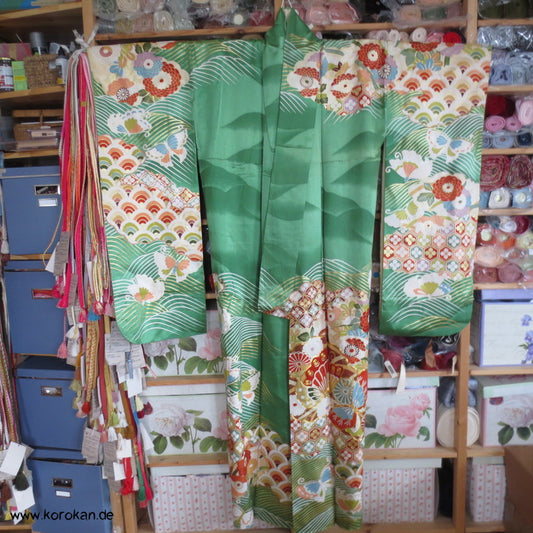 Furisode Kimono Seidendamast mit Wellen und Schmetterlinge, Golddruck und Stickerei