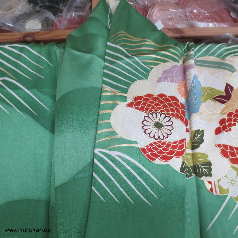 Wellen und Schmetterlinge, Golddruck und Stickerei Furisode Kimono