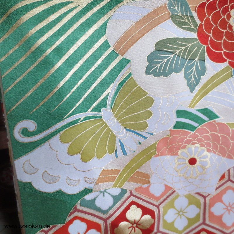Wellen und Schmetterlinge, Golddruck und Stickerei Furisode Kimono