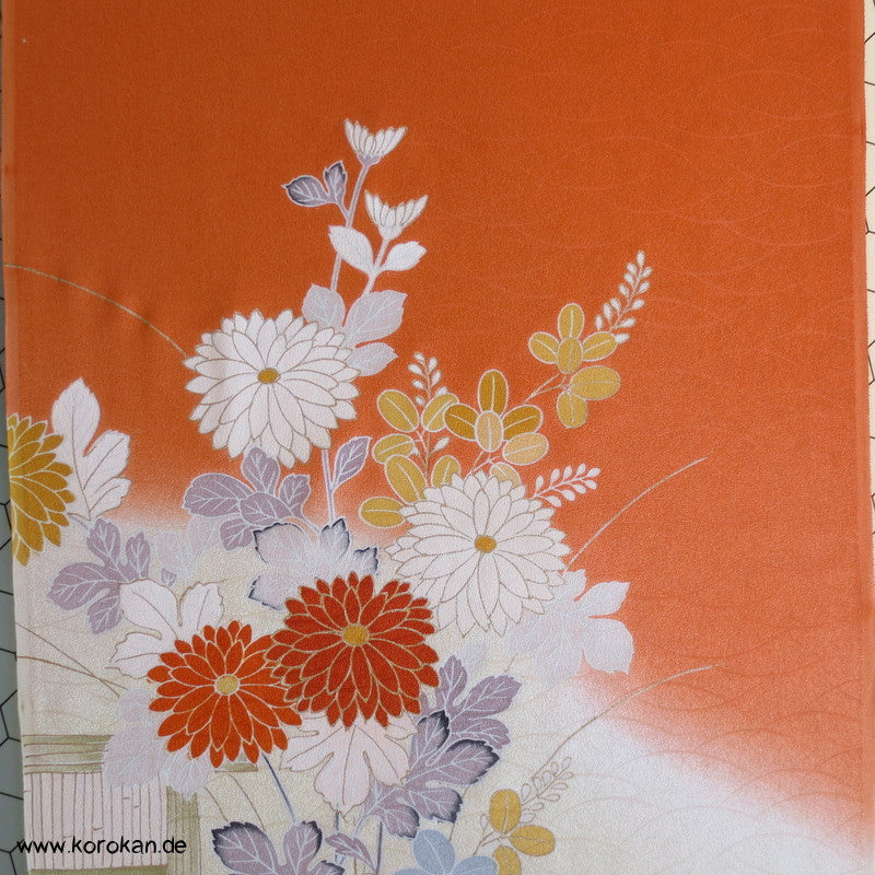 Chrysanthemen Kimono Tanmono, Teilstickerei mit Goldfaden auf Seidendamast