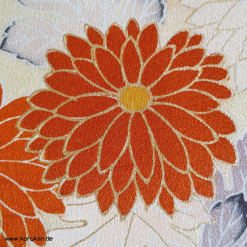Chrysanthemen Kimono Tanmono, Teilstickerei mit Goldfaden auf Seidendamast