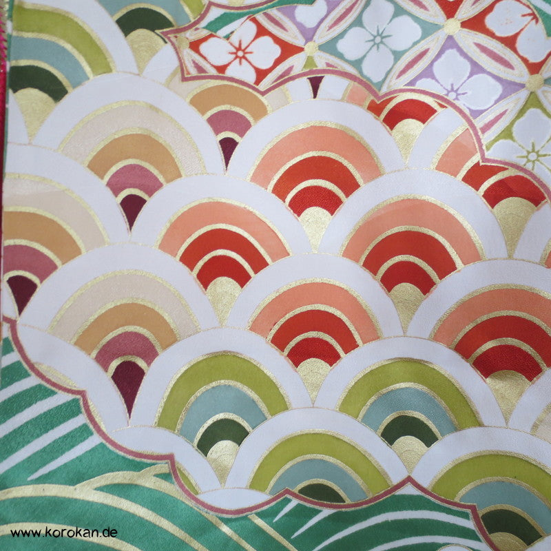 Wellen und Schmetterlinge, Golddruck und Stickerei Furisode Kimono