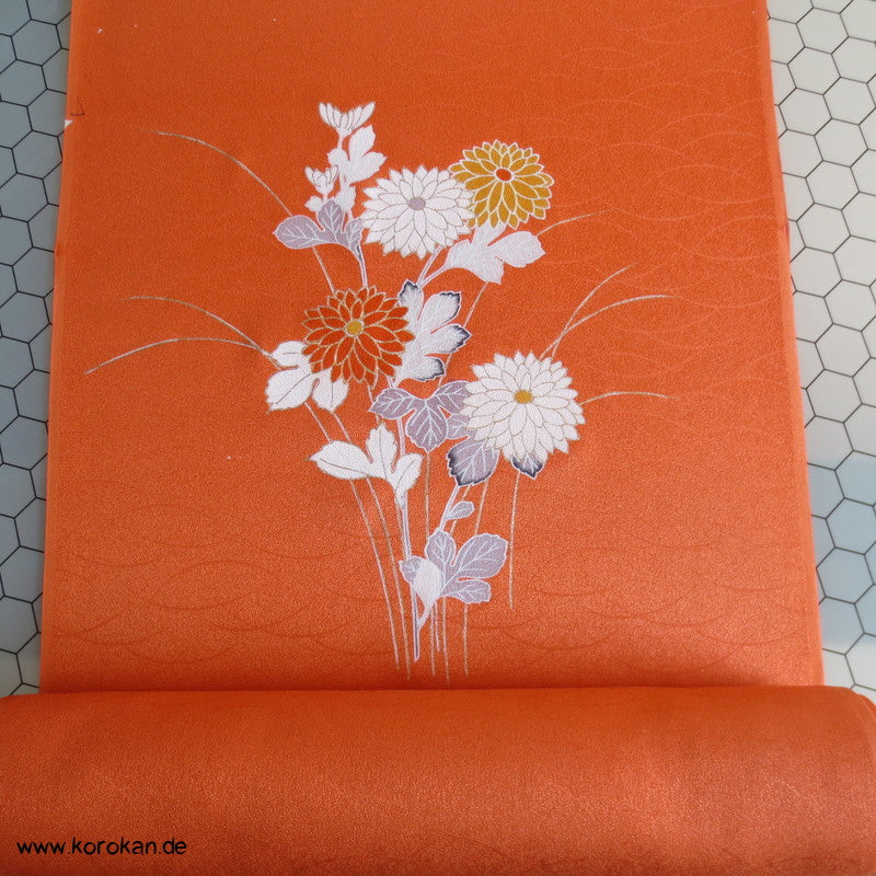 Chrysanthemen Kimono Tanmono, Teilstickerei mit Goldfaden auf Seidendamast