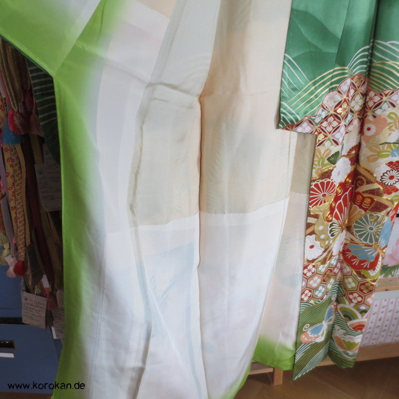 Wellen und Schmetterlinge, Golddruck und Stickerei Furisode Kimono