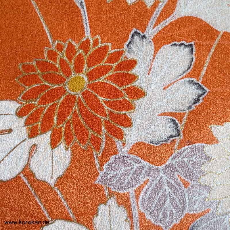 Chrysanthemen Kimono Tanmono, Teilstickerei mit Goldfaden auf Seidendamast
