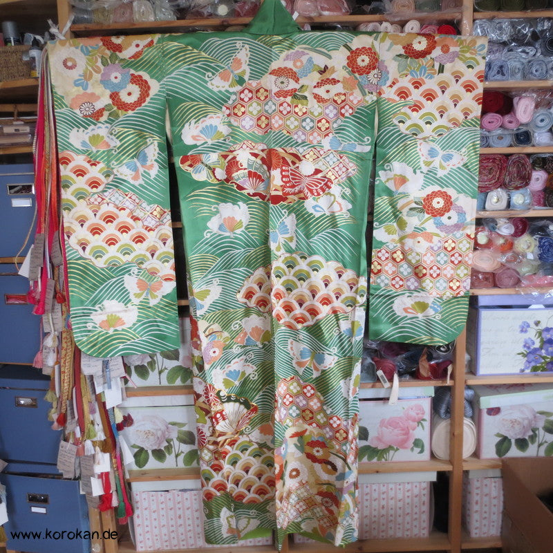 Wellen und Schmetterlinge, Golddruck und Stickerei Furisode Kimono