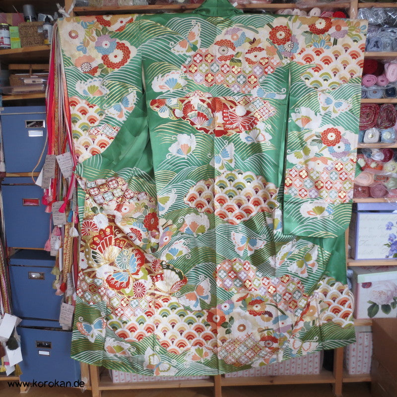 Wellen und Schmetterlinge, Golddruck und Stickerei Furisode Kimono