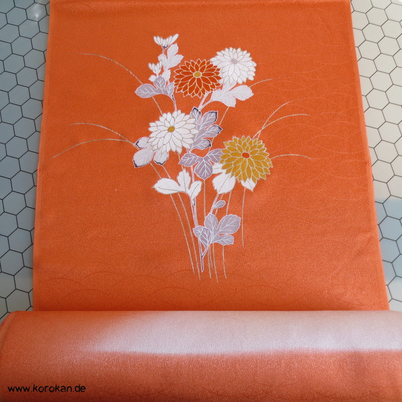 Chrysanthemen Kimono Tanmono, Teilstickerei mit Goldfaden auf Seidendamast