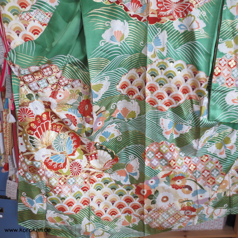 Wellen und Schmetterlinge, Golddruck und Stickerei Furisode Kimono