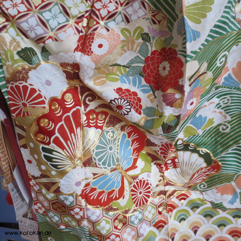 Wellen und Schmetterlinge, Golddruck und Stickerei Furisode Kimono