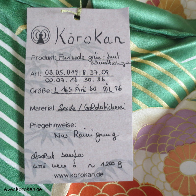 Wellen und Schmetterlinge, Golddruck und Stickerei Furisode Kimono