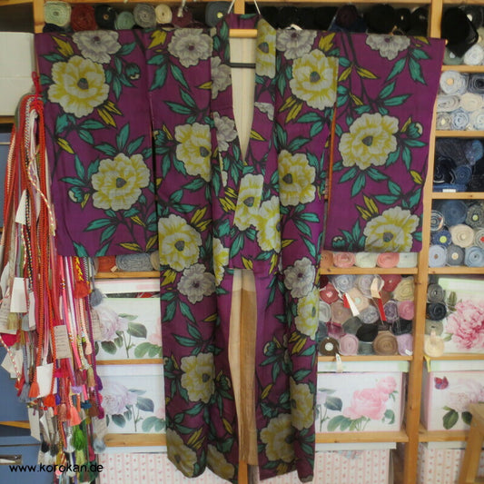 japanische Meisen Seide gelbe Kamelien auf pflaumenlila Art Deco Kimono