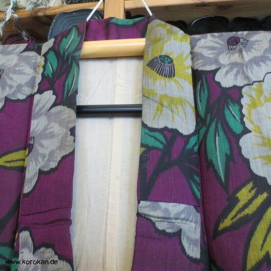 japanische Meisen Seide gelbe Kamelien auf pflaumenlila Art Deco Kimono