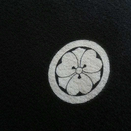 Blüten Mon Mofuku, schlichter schwarzer Kimono