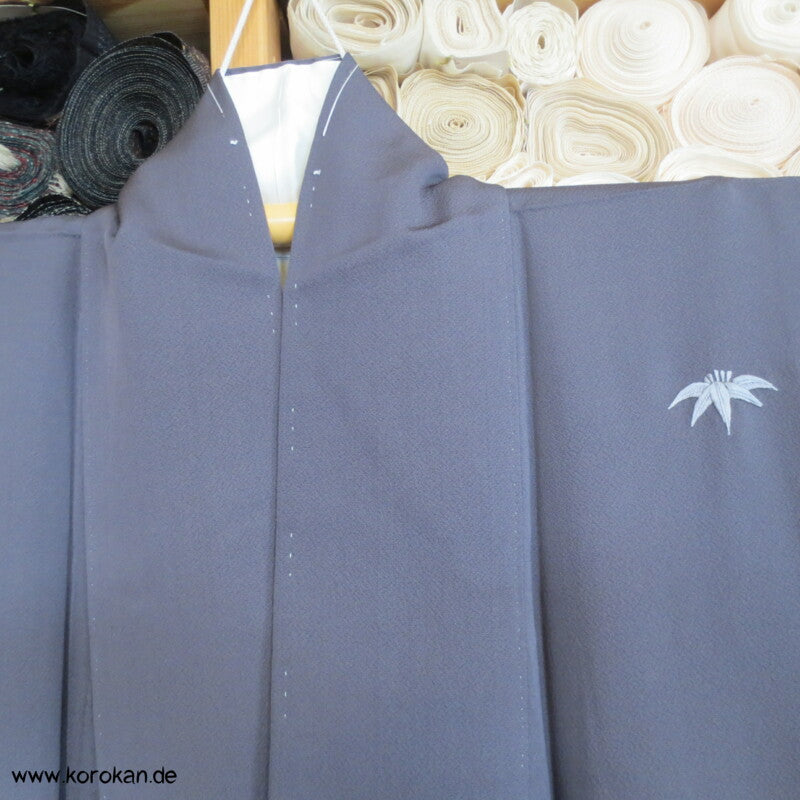 grauer Homongi Seiden Kimono mit etwas Stickereien