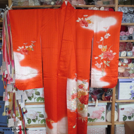 Furisode Kimono persimmon Seidendamast mit großen Stickereien