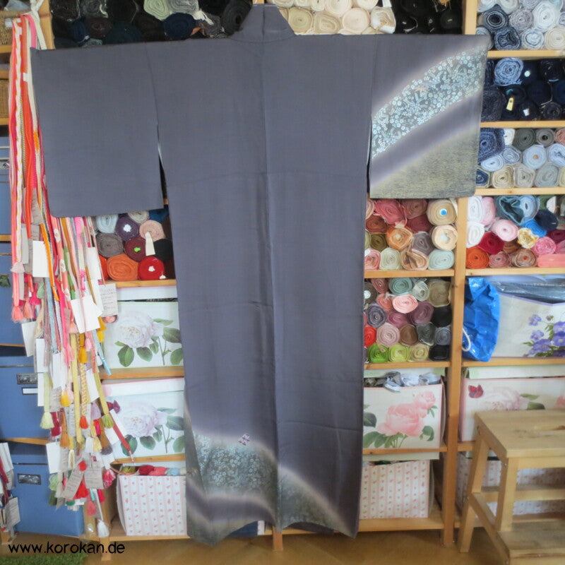 grauer Homongi Seiden Kimono mit etwas Stickereien