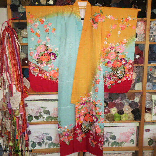 Mädchen Sayagata Seidendamast Furisode, bunt mit Blumenwagen