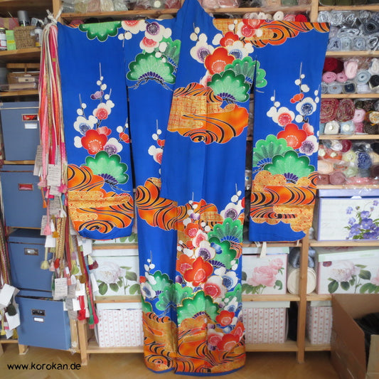 Golddruck und Stickerei auf blauem Untergrund Kakeshita Kimono