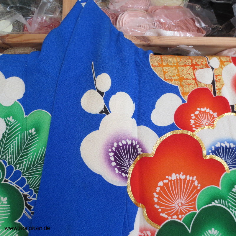 Golddruck und Stickerei auf blauem Untergrund Kakeshita Kimono