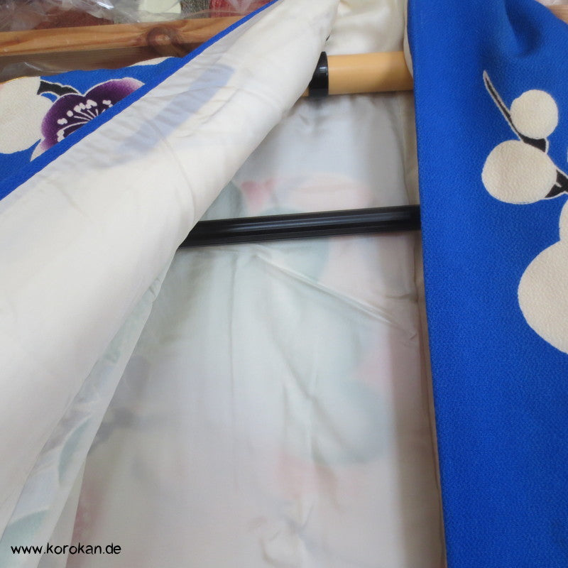 Golddruck und Stickerei auf blauem Untergrund Kakeshita Kimono