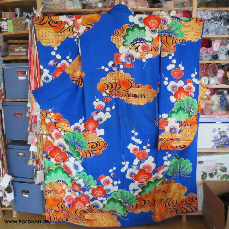 Golddruck und Stickerei auf blauem Untergrund Kakeshita Kimono