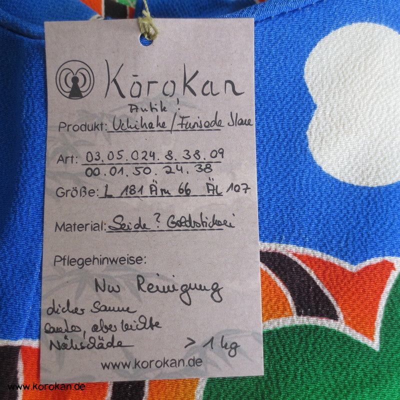 Golddruck und Stickerei auf blauem Untergrund Kakeshita Kimono