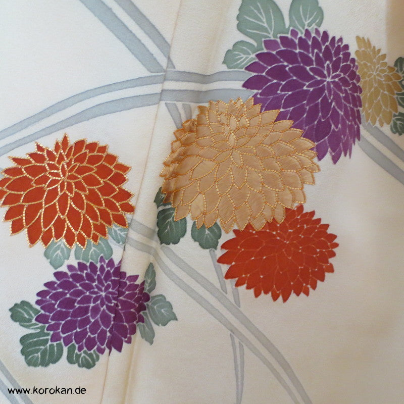 Chrysanthemen und Goldstickerei Homongi Seidendamast Kimono
