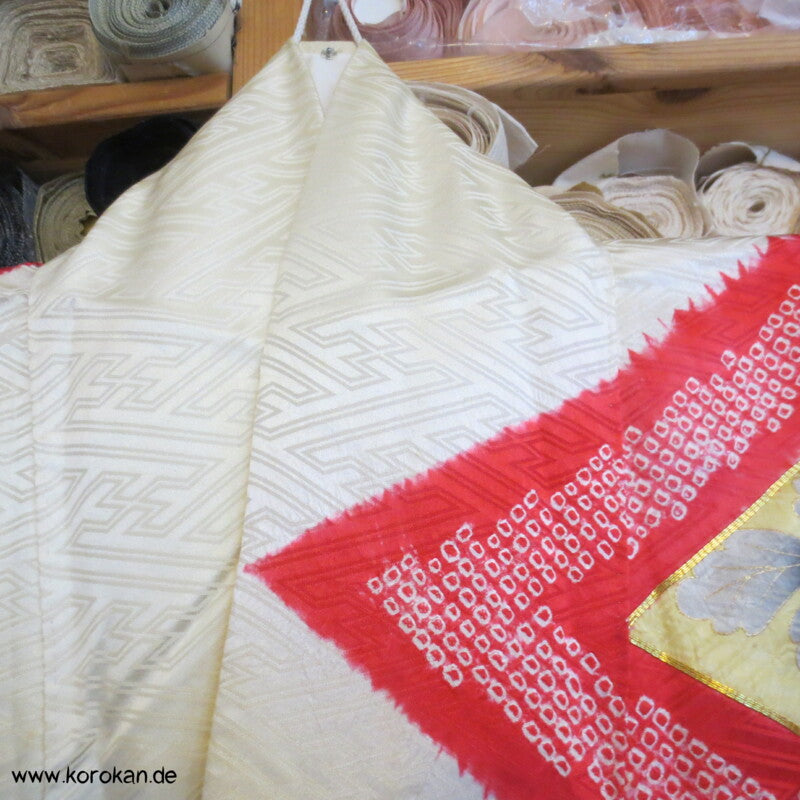 Shibori Rauten und Stickerei Furisode, Rinzu Damast