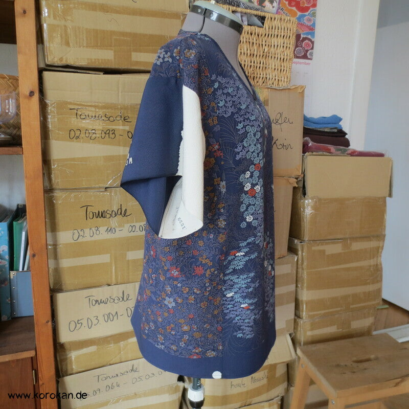 Blüten Blätter Kanji Kimono Seidenpanel T Shirt