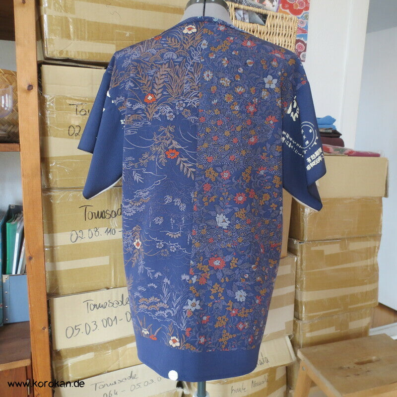 Blüten Blätter Kanji Kimono Seidenpanel T Shirt