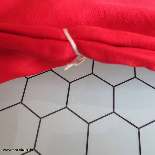 roter Stoffrest schlichter Baumwollstoff uni, Flecken