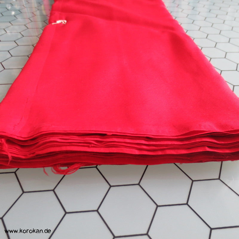 roter Stoffrest schlichter Baumwollstoff uni, Flecken