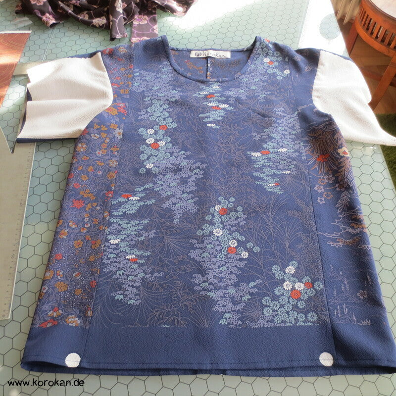 Blüten Blätter Kanji Kimono Seidenpanel T Shirt