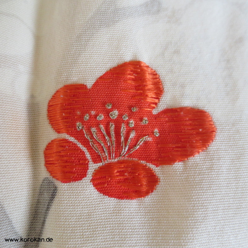 Sakura Kirschzweige, teilbestickt auf heller Crepe Seide Homongi Kimono