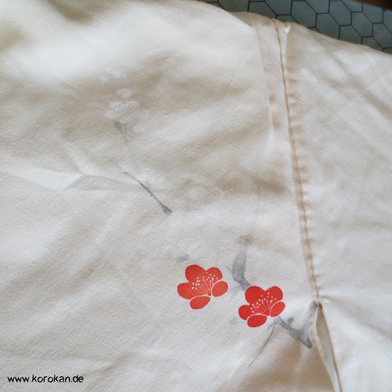 Sakura Kirschzweige, teilbestickt auf heller Crepe Seide Homongi Kimono