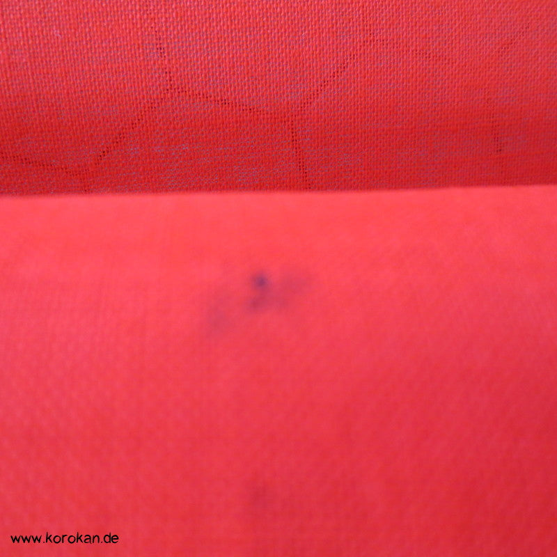 roter Stoffrest schlichter Baumwollstoff uni, Flecken
