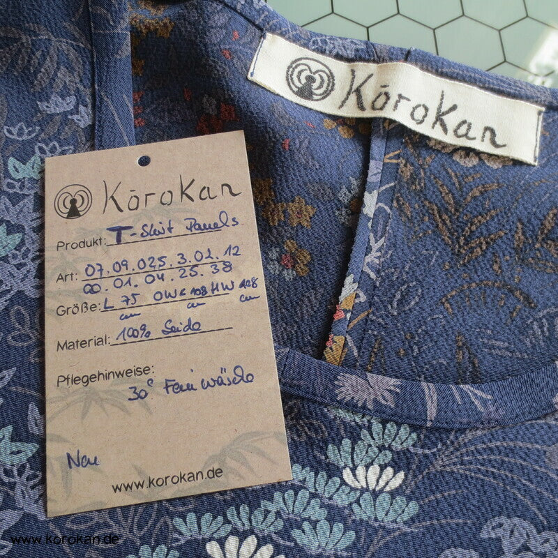 Blüten Blätter Kanji Kimono Seidenpanel T Shirt