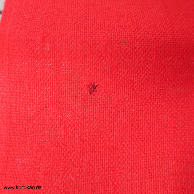roter Stoffrest schlichter Baumwollstoff uni, Flecken