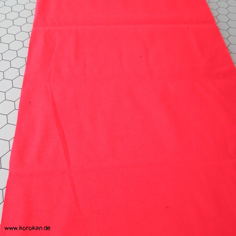 roter Stoffrest schlichter Baumwollstoff uni, Flecken