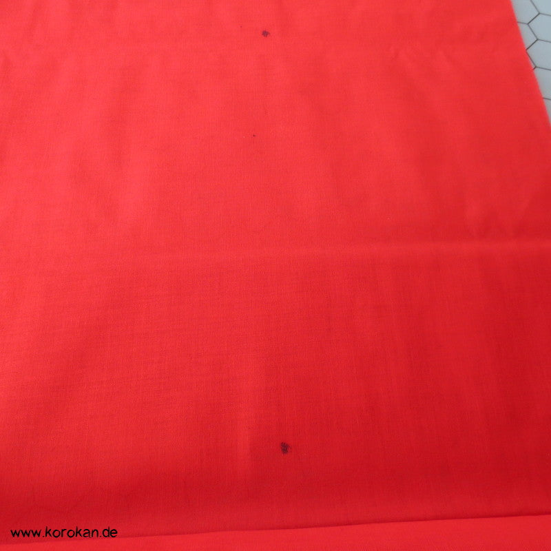 roter Stoffrest schlichter Baumwollstoff uni, Flecken